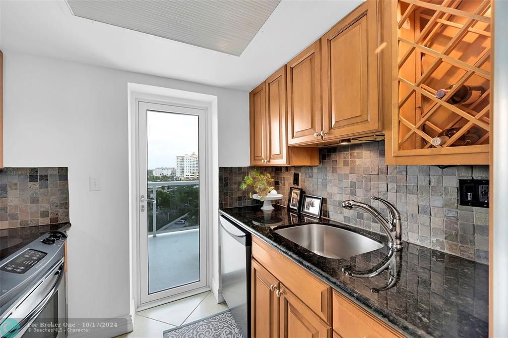 For Sale: $359,000 (1 beds, 1 baths, 900 Square Feet)