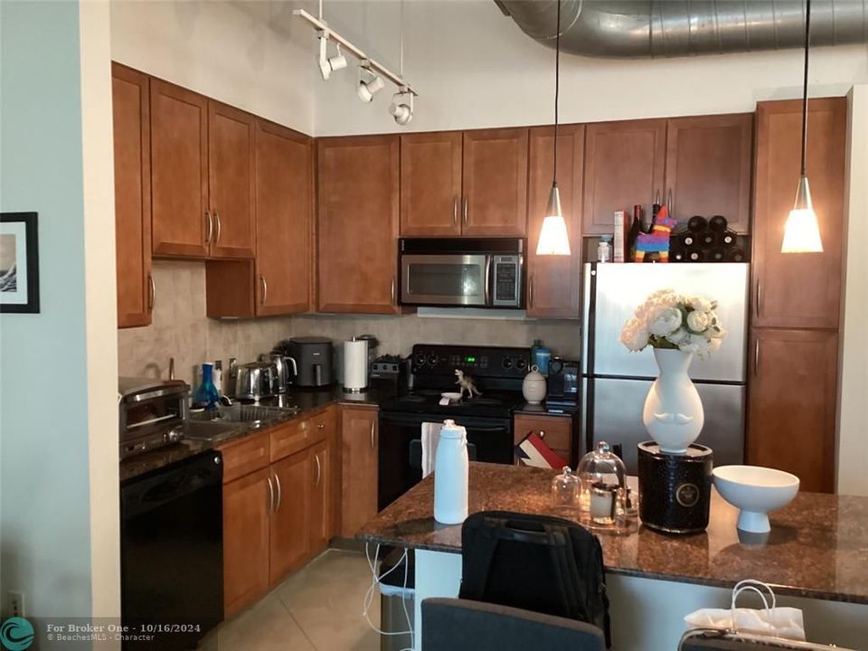 For Sale: $382,000 (1 beds, 1 baths, 722 Square Feet)