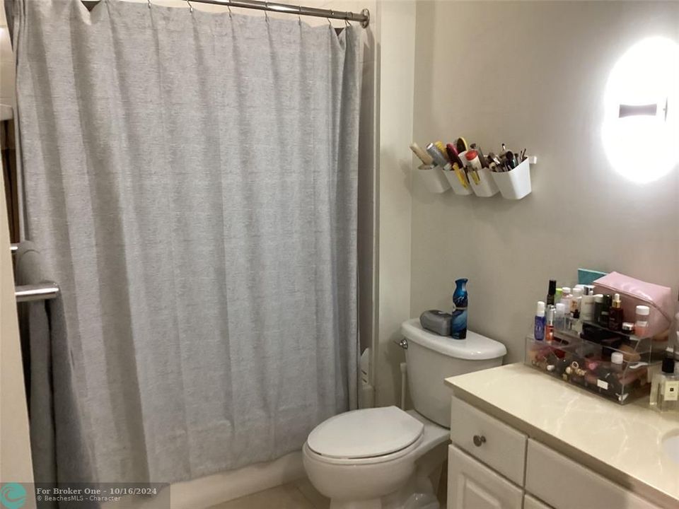 For Sale: $382,000 (1 beds, 1 baths, 722 Square Feet)