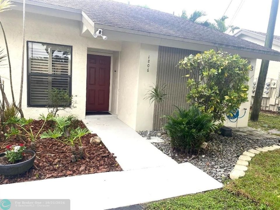 For Sale: $309,900 (2 beds, 2 baths, 988 Square Feet)