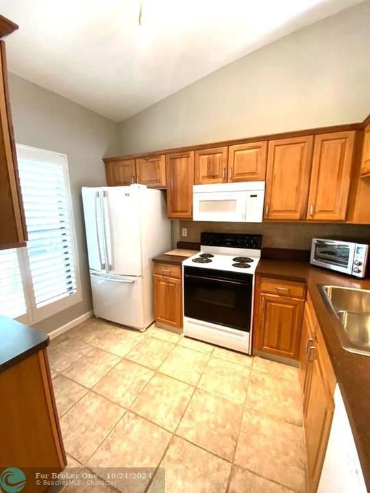 For Sale: $309,900 (2 beds, 2 baths, 988 Square Feet)