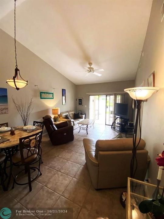 For Sale: $309,900 (2 beds, 2 baths, 988 Square Feet)