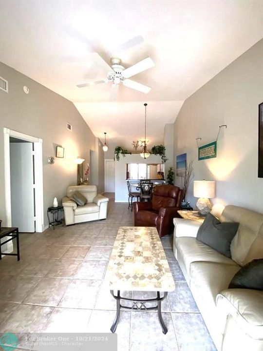 For Sale: $309,900 (2 beds, 2 baths, 988 Square Feet)