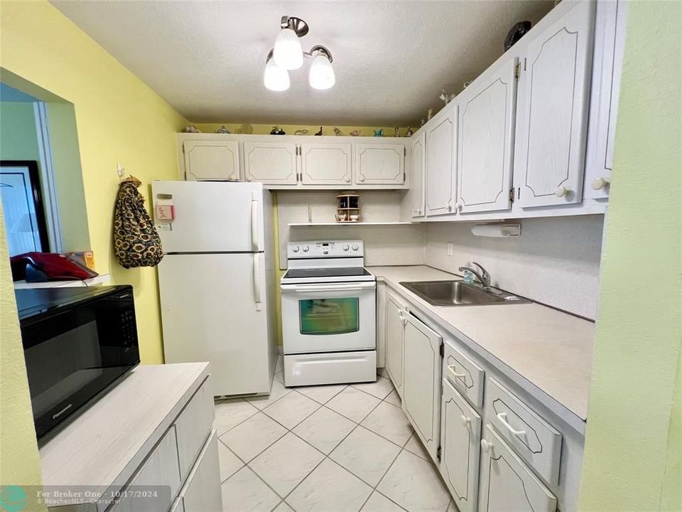 For Sale: $107,900 (1 beds, 1 baths, 706 Square Feet)