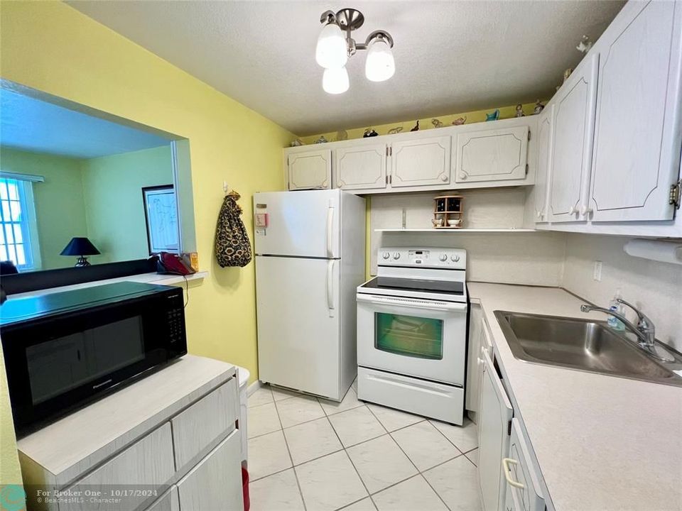 For Sale: $107,900 (1 beds, 1 baths, 706 Square Feet)