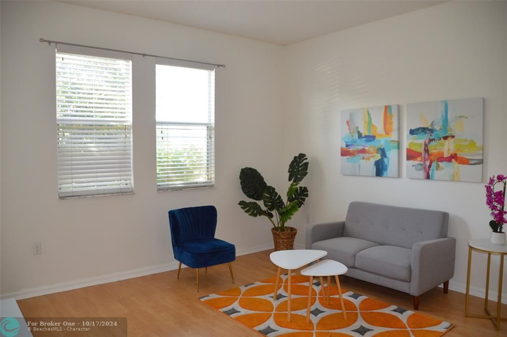 For Sale: $305,000 (1 beds, 1 baths, 760 Square Feet)