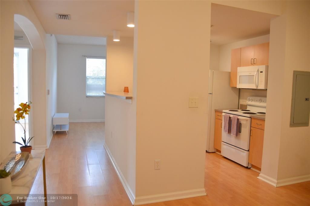 For Sale: $305,000 (1 beds, 1 baths, 760 Square Feet)