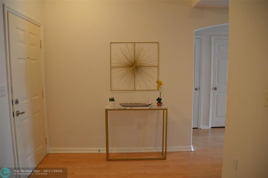 For Sale: $305,000 (1 beds, 1 baths, 760 Square Feet)