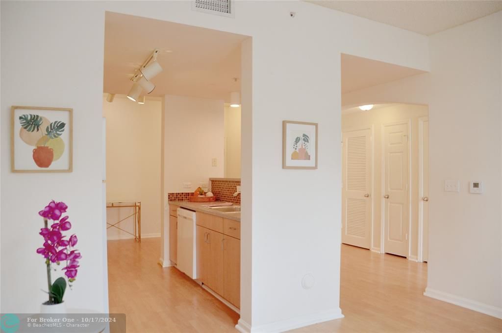 For Sale: $305,000 (1 beds, 1 baths, 760 Square Feet)