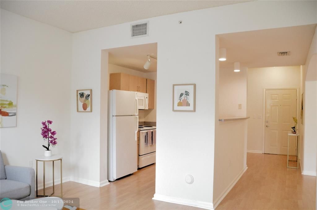 For Sale: $305,000 (1 beds, 1 baths, 760 Square Feet)