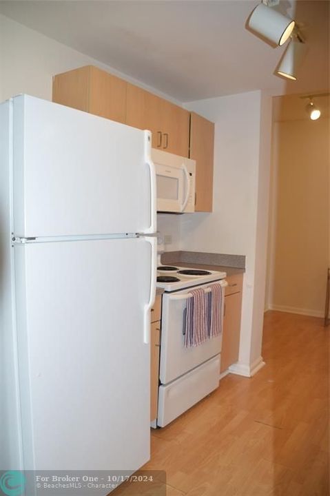 For Sale: $305,000 (1 beds, 1 baths, 760 Square Feet)