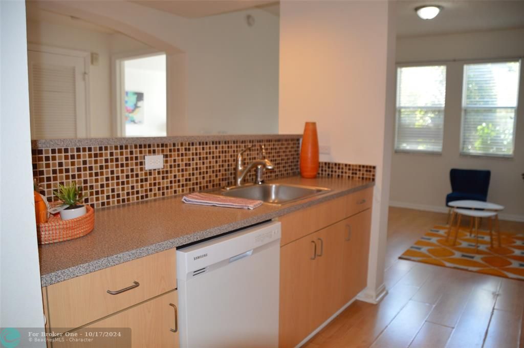 For Sale: $305,000 (1 beds, 1 baths, 760 Square Feet)