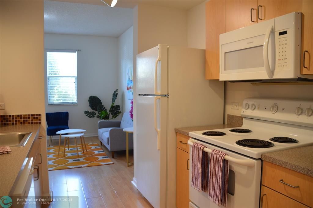 For Sale: $305,000 (1 beds, 1 baths, 760 Square Feet)