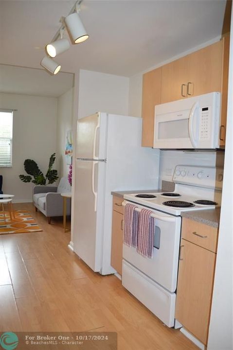 For Sale: $305,000 (1 beds, 1 baths, 760 Square Feet)