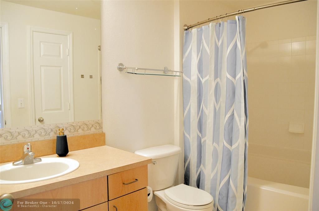 For Sale: $305,000 (1 beds, 1 baths, 760 Square Feet)