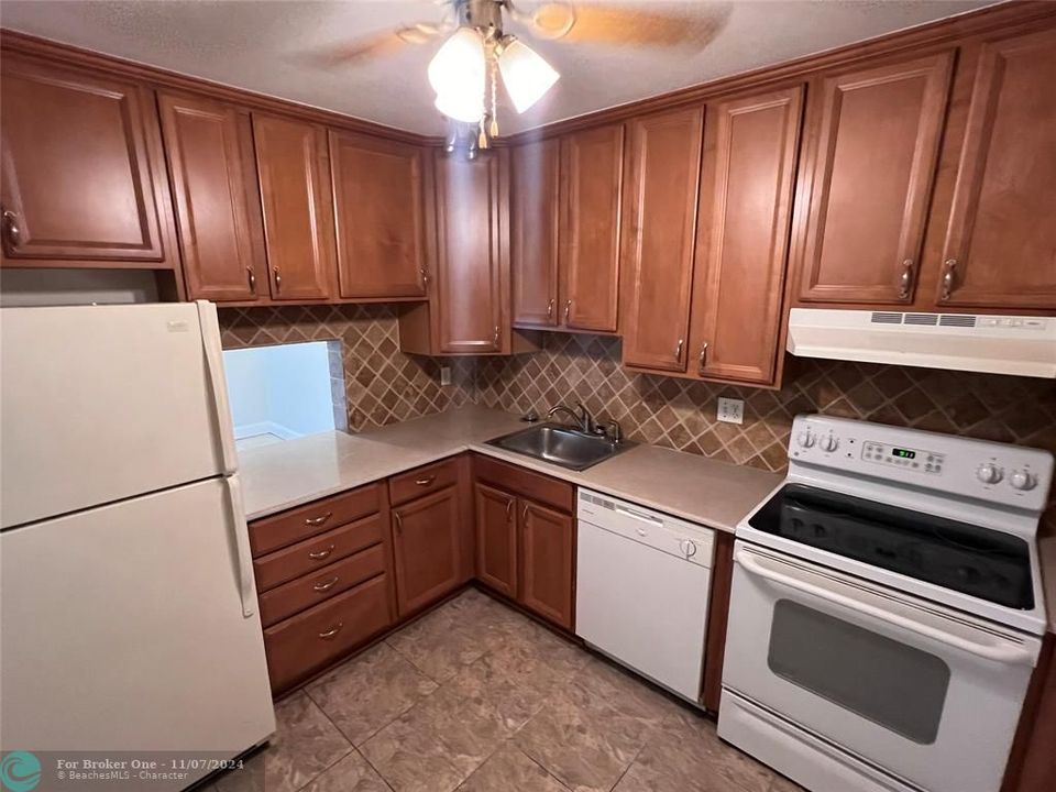 For Rent: $2,300 (2 beds, 1 baths, 1030 Square Feet)