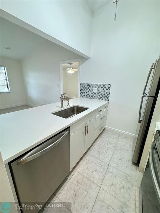 For Rent: $2,300 (2 beds, 2 baths, 800 Square Feet)