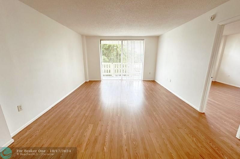 For Sale: $165,000 (1 beds, 1 baths, 840 Square Feet)