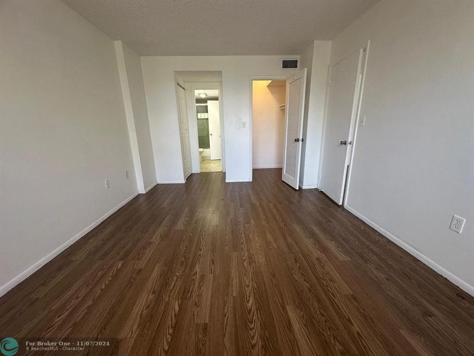 For Sale: $165,000 (1 beds, 1 baths, 840 Square Feet)