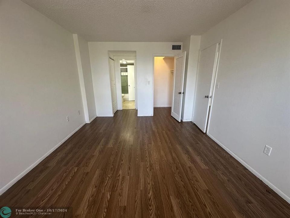 For Sale: $165,000 (1 beds, 1 baths, 840 Square Feet)