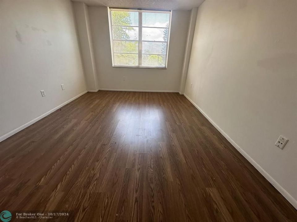 For Sale: $165,000 (1 beds, 1 baths, 840 Square Feet)