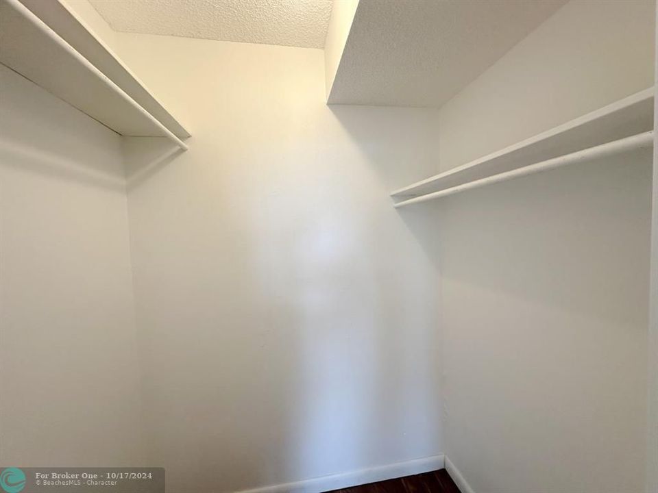 For Sale: $165,000 (1 beds, 1 baths, 840 Square Feet)