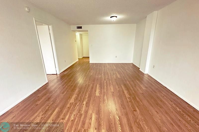 For Sale: $165,000 (1 beds, 1 baths, 840 Square Feet)