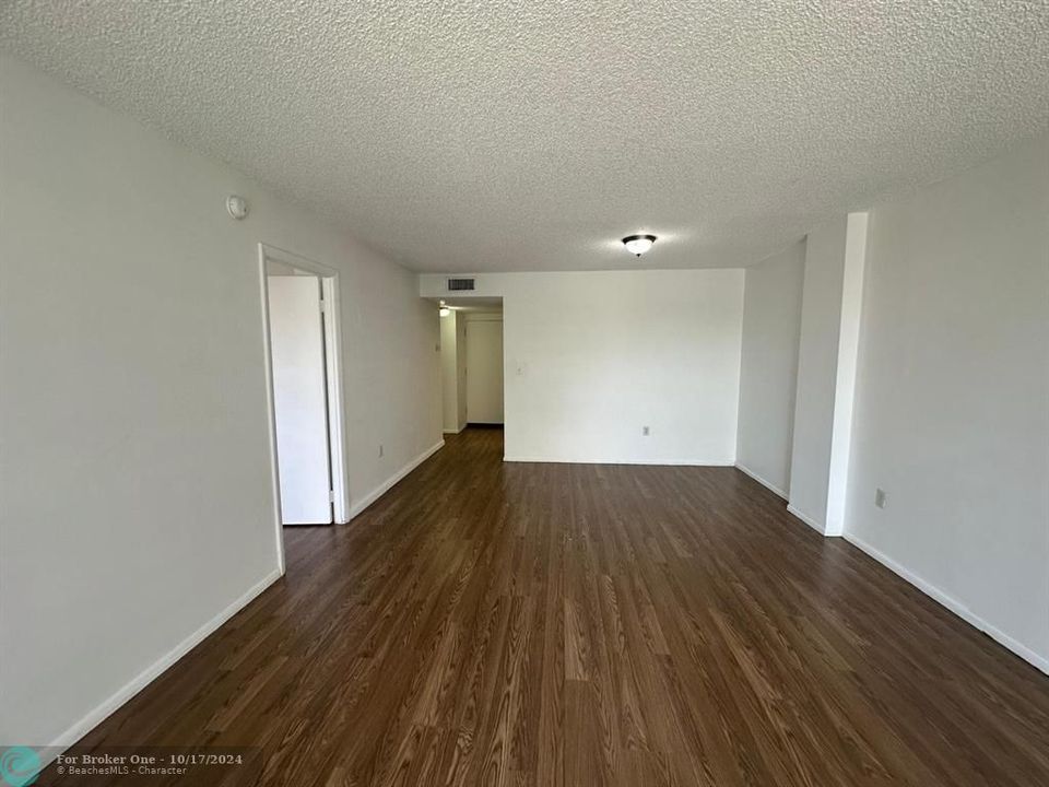 For Sale: $165,000 (1 beds, 1 baths, 840 Square Feet)