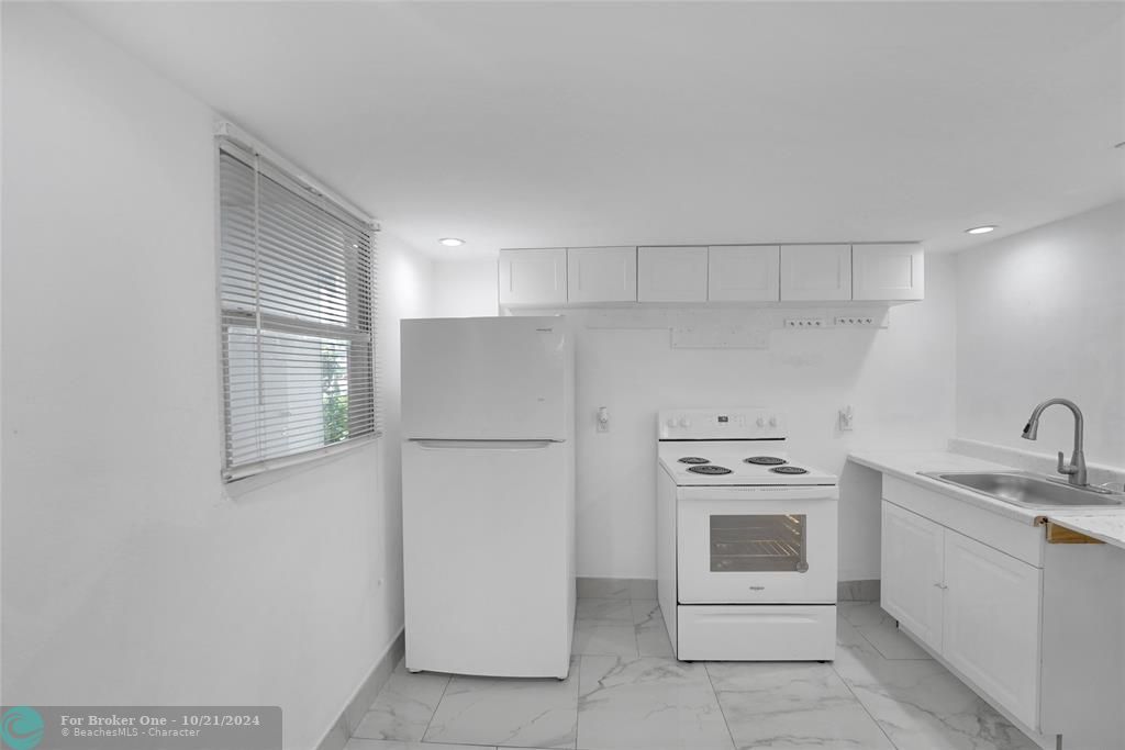 For Sale: $157,500 (1 beds, 1 baths, 750 Square Feet)