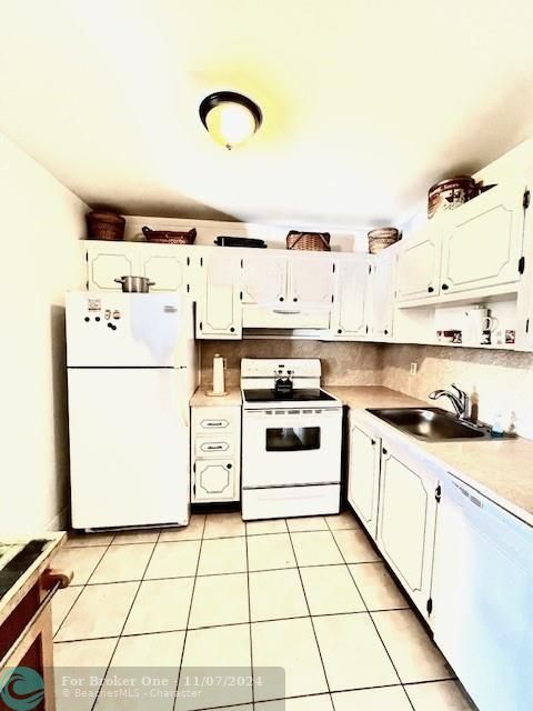 For Sale: $86,000 (1 beds, 1 baths, 726 Square Feet)