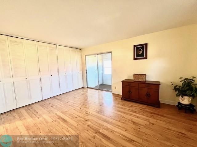 For Sale: $86,000 (1 beds, 1 baths, 726 Square Feet)