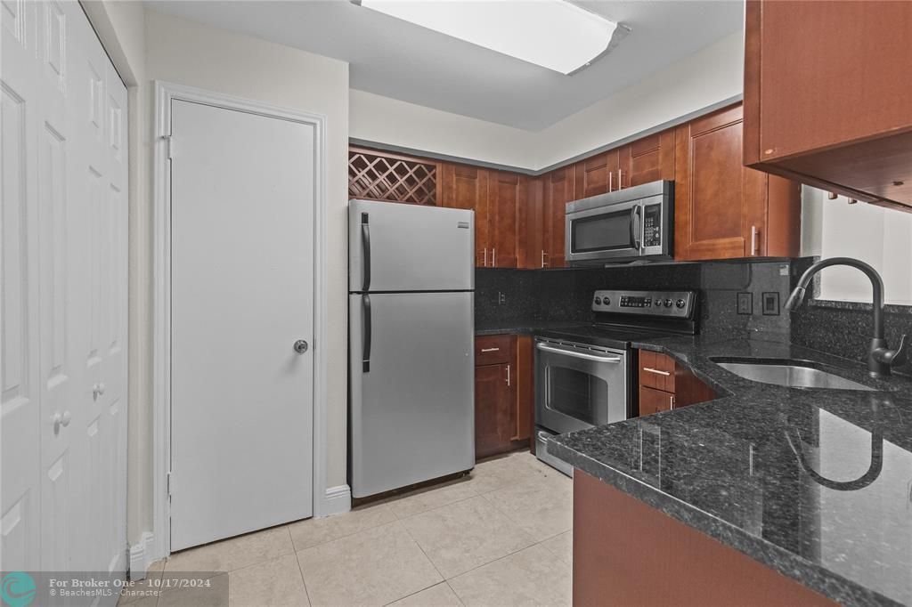 For Sale: $275,000 (2 beds, 2 baths, 1241 Square Feet)