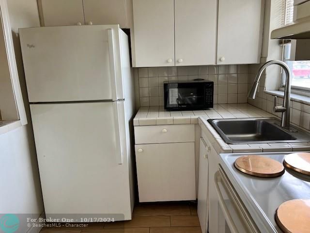 For Sale: $98,788 (1 beds, 1 baths, 680 Square Feet)