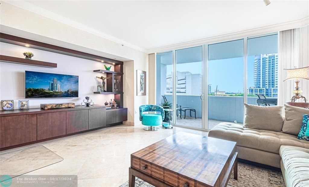 For Sale: $625,000 (1 beds, 1 baths, 851 Square Feet)