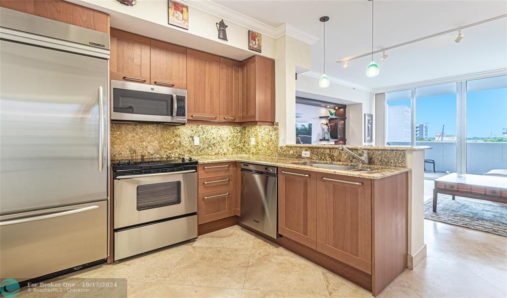 For Sale: $625,000 (1 beds, 1 baths, 851 Square Feet)