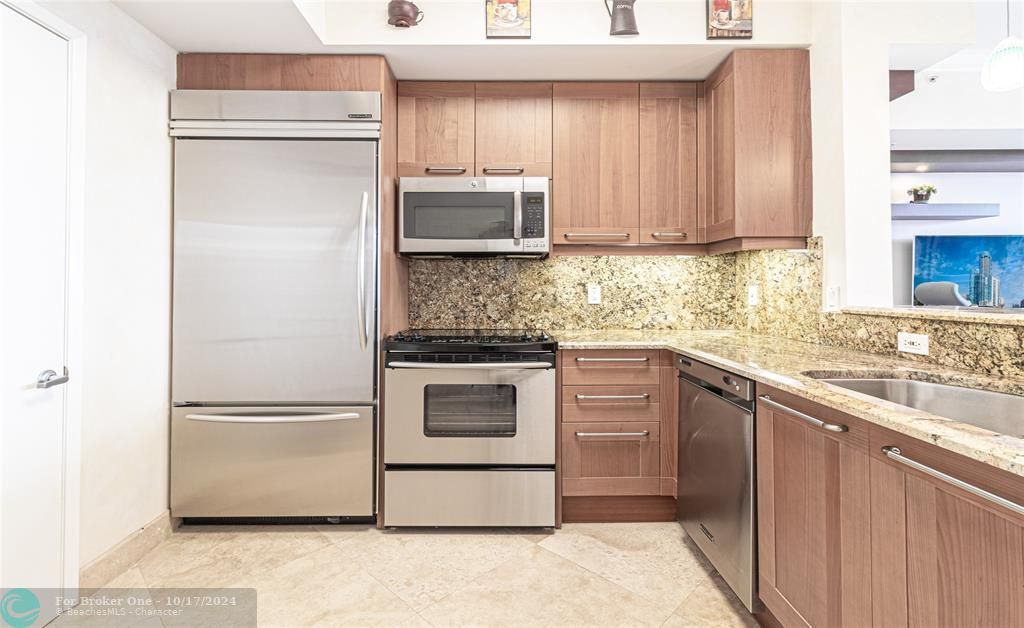 For Sale: $625,000 (1 beds, 1 baths, 851 Square Feet)