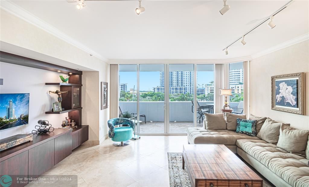 For Sale: $625,000 (1 beds, 1 baths, 851 Square Feet)