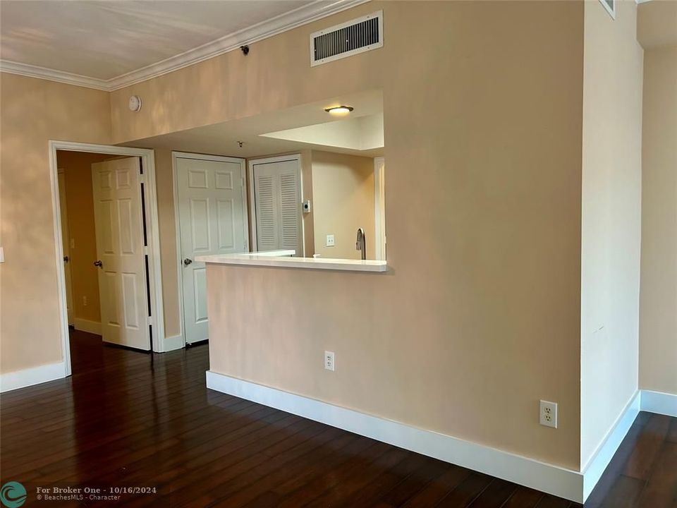 For Sale: $365,000 (1 beds, 1 baths, 1036 Square Feet)