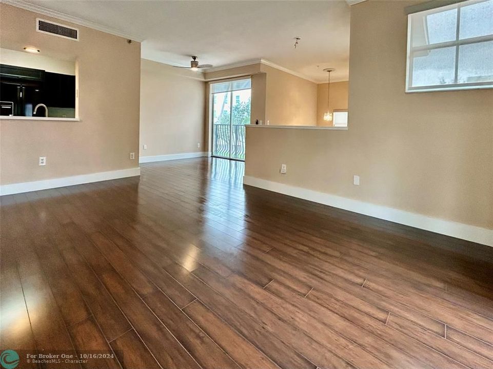 For Sale: $365,000 (1 beds, 1 baths, 1036 Square Feet)