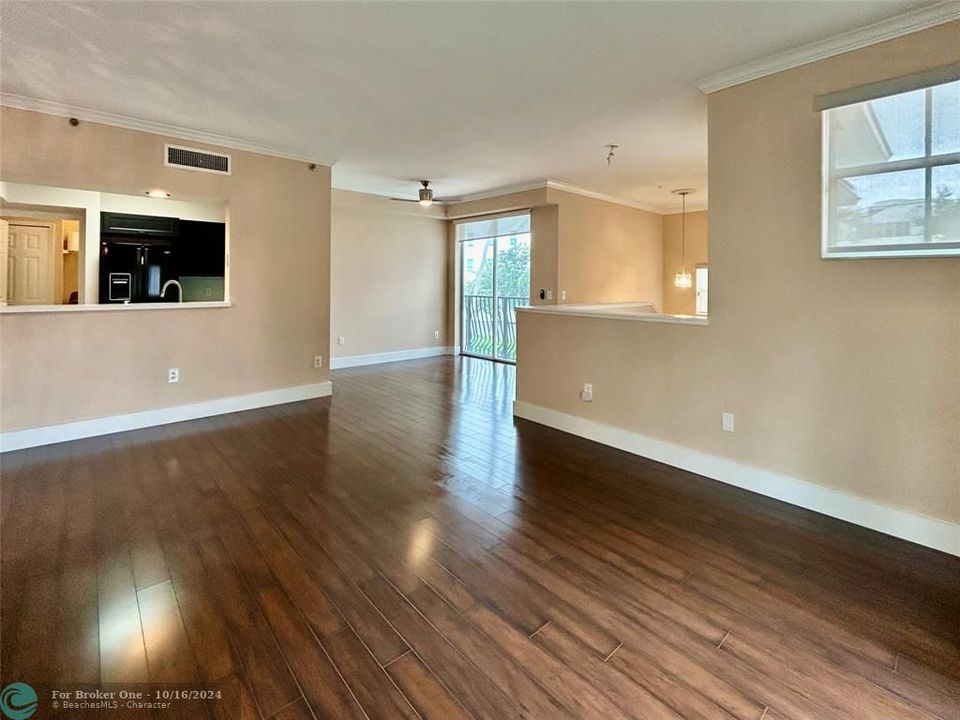 For Sale: $365,000 (1 beds, 1 baths, 1036 Square Feet)