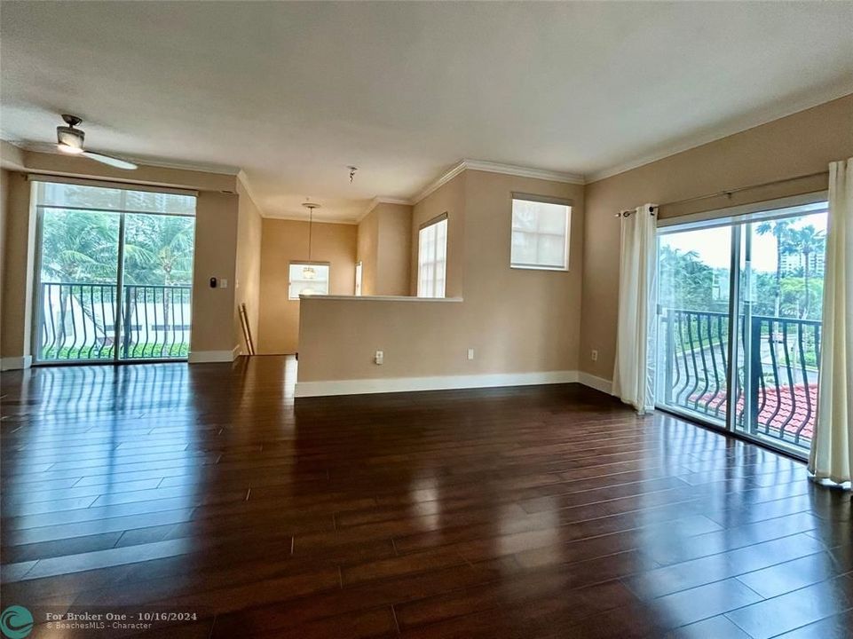 For Sale: $365,000 (1 beds, 1 baths, 1036 Square Feet)