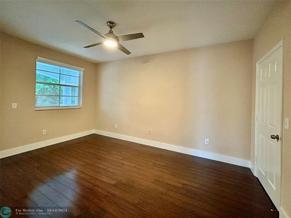 For Sale: $365,000 (1 beds, 1 baths, 1036 Square Feet)