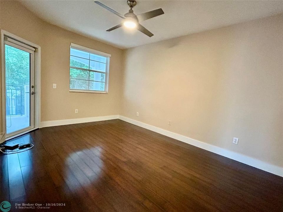 For Sale: $365,000 (1 beds, 1 baths, 1036 Square Feet)