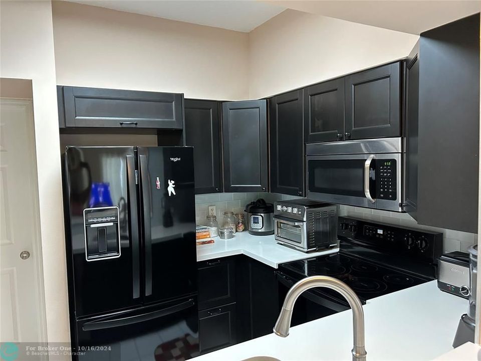 For Sale: $365,000 (1 beds, 1 baths, 1036 Square Feet)