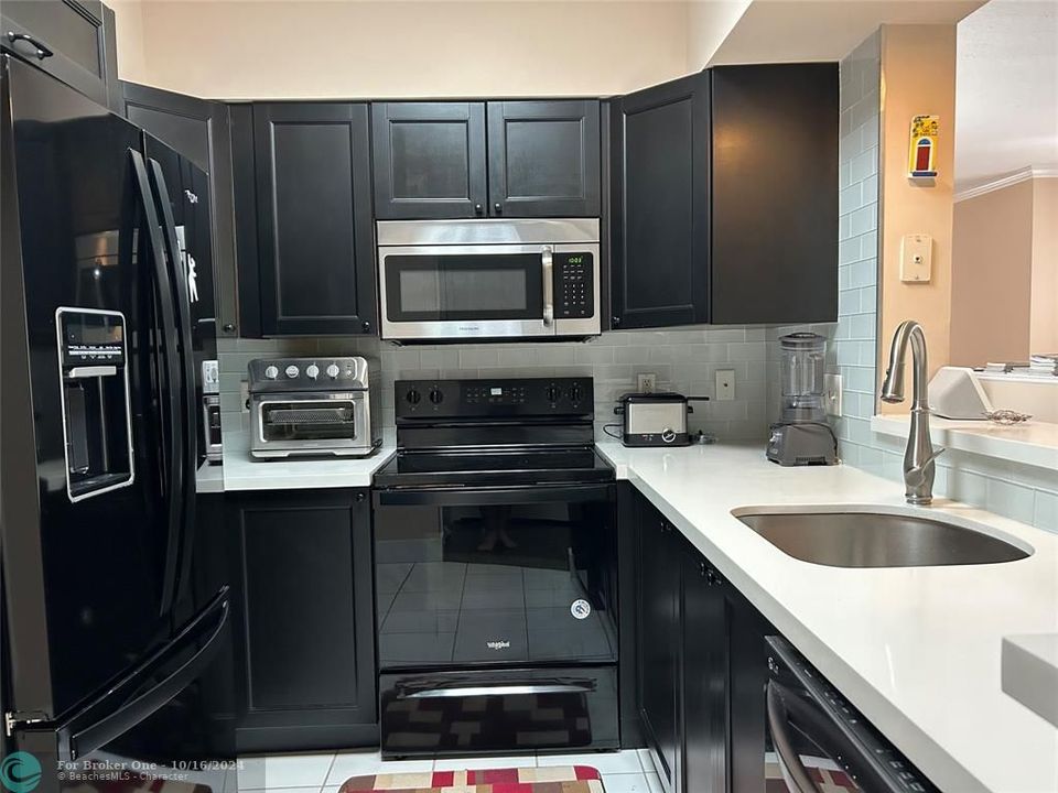 For Sale: $365,000 (1 beds, 1 baths, 1036 Square Feet)