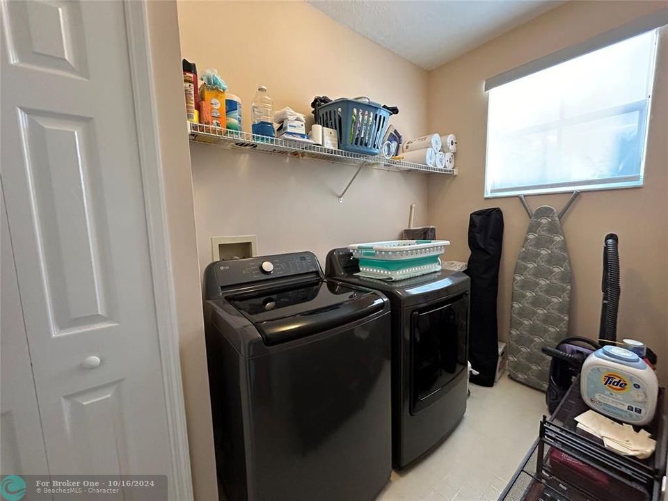 For Sale: $365,000 (1 beds, 1 baths, 1036 Square Feet)