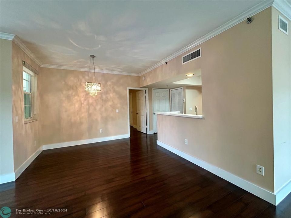 For Sale: $365,000 (1 beds, 1 baths, 1036 Square Feet)