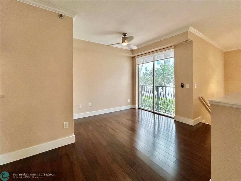 For Sale: $365,000 (1 beds, 1 baths, 1036 Square Feet)