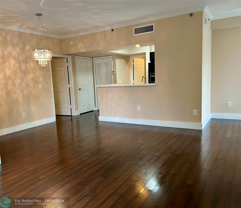 For Sale: $365,000 (1 beds, 1 baths, 1036 Square Feet)