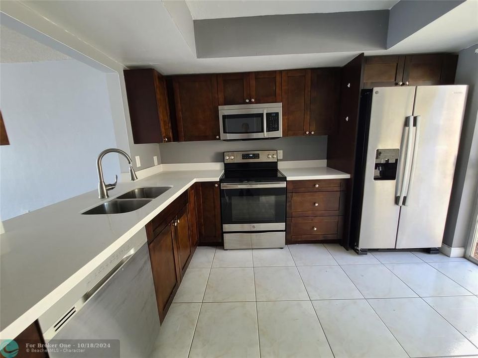 For Rent: $2,200 (2 beds, 1 baths, 1000 Square Feet)